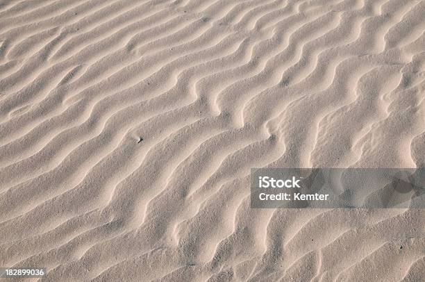 Natur Hintergrundmuster In Den Sand Stockfoto und mehr Bilder von Abstrakt - Abstrakt, Ansicht aus erhöhter Perspektive, Bildhintergrund