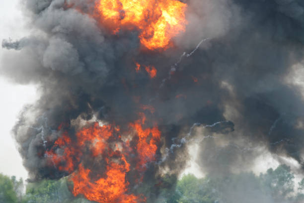 explosion de fumée - exsposive photos et images de collection