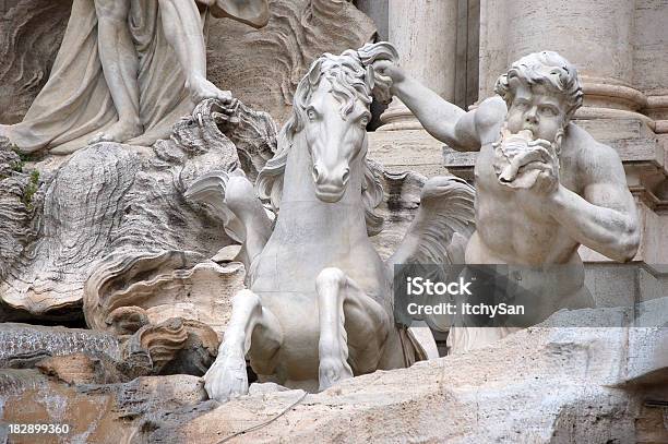 Plaza De Trevi Foto de stock y más banco de imágenes de Adulto - Adulto, Antigualla, Antiguo