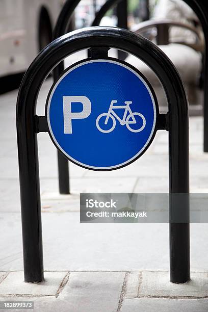 Foto de Estacionamento De Bicicletas e mais fotos de stock de Azul - Azul, Beleza, Bicicleta