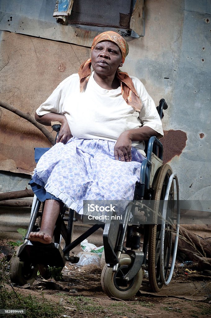 Xhosa mulher em cadeira de rodas - Foto de stock de 60-64 anos royalty-free
