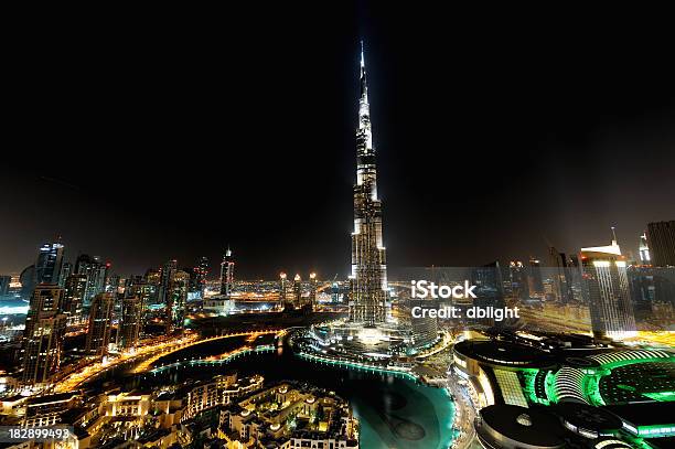 Ciudad De Dubai De Noche Foto de stock y más banco de imágenes de Burj Khalifa - Burj Khalifa, Noche, Dubái