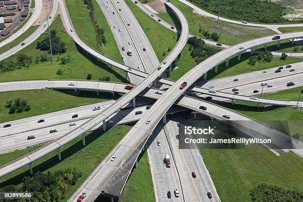 Highway Interchange Infraestructura Foto de stock y más banco de imágenes de Autopista interestatal - Autopista interestatal, Calle, Camioneta