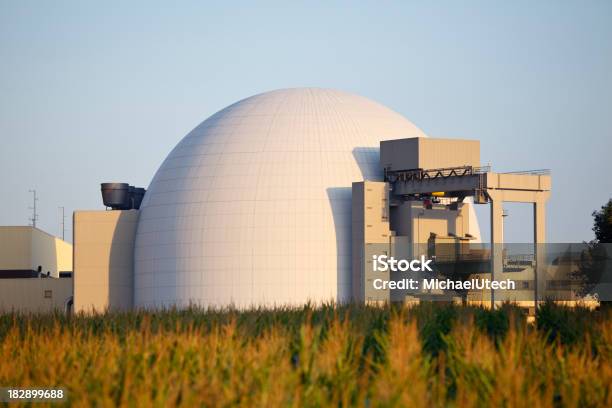 Reactor Nuclear De Edificio Foto de stock y más banco de imágenes de Central nuclear - Central nuclear, Tecnología, Reactor Nuclear