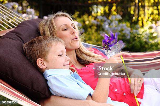 Mãe E Filho Na Cama - Fotografias de stock e mais imagens de Mãe - Mãe, Criança, Jardim Particular