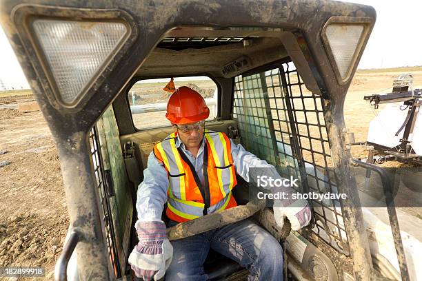 Conduzir Uma Pá - Fotografias de stock e mais imagens de Escavadora Mecânica - Escavadora Mecânica, Motorista - Ocupação, Adulto