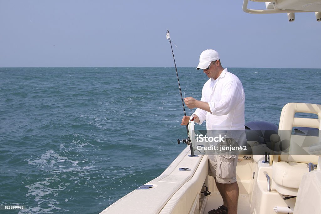 Hombre de la pesca en el mar - Foto de stock de Barco charter libre de derechos