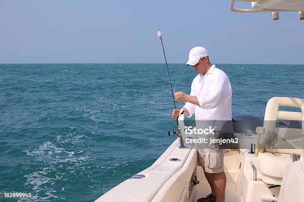 Hombre De La Pesca En El Mar Foto de stock y más banco de imágenes de Barco charter - Barco charter, Pescar, 20 a 29 años