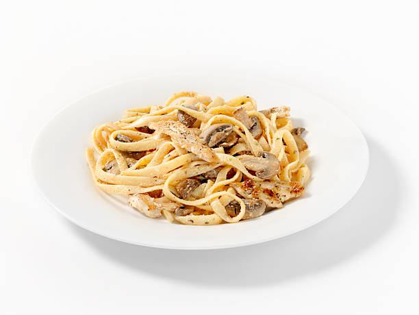 ボローニャでクリーミーなトマトソースがけ、チキンのグリル - fettuccine alfredo chicken pasta fettuccine ストックフォトと画像