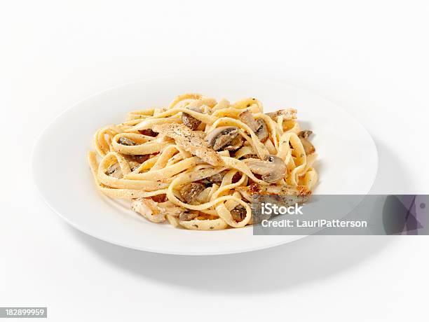 Foto de Fettuccini Em Molho De Tomate Cremoso Com Frango Grelhado e mais fotos de stock de Massa