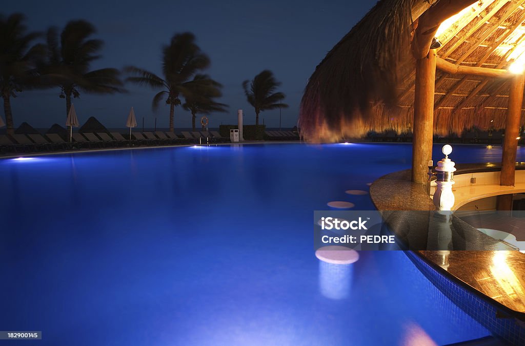 resort – pool bei Nacht - Lizenzfrei Karibik Stock-Foto