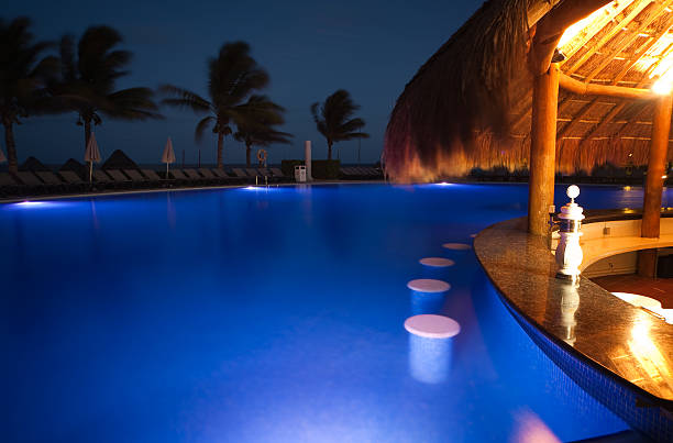 piscina del resort por la noche - tourist resort apartment swimming pool caribbean fotografías e imágenes de stock