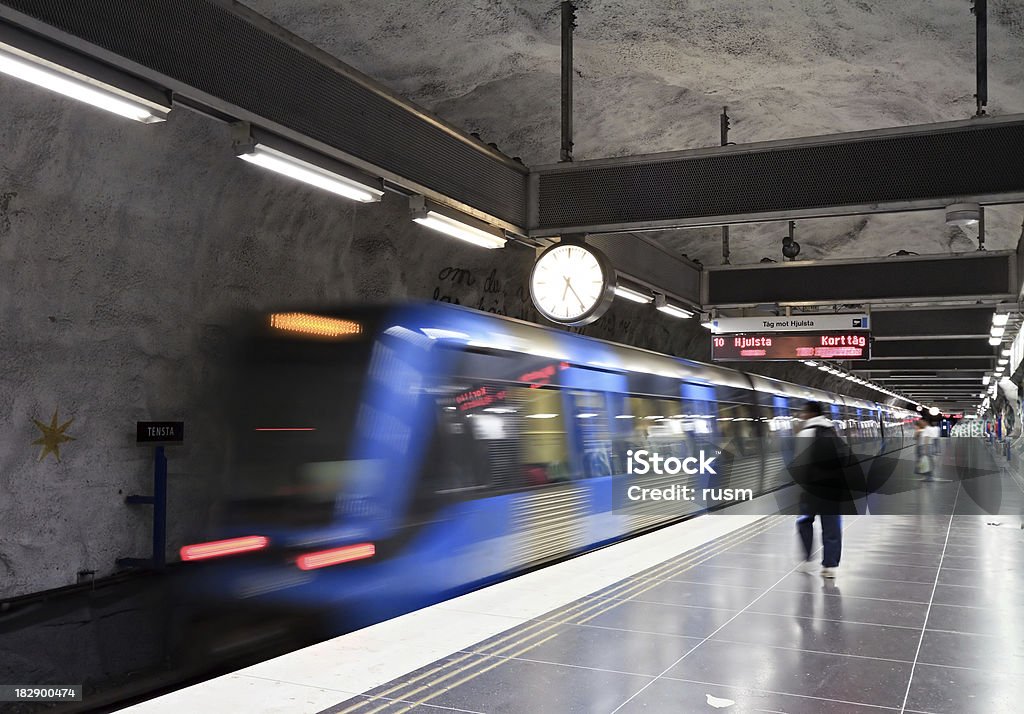 Espera pelo trem de metrô em Estocolmo metrô - Foto de stock de Estocolmo royalty-free