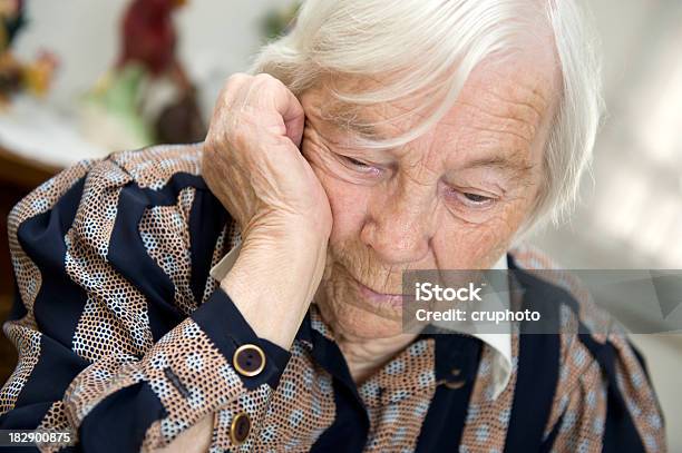 Weibliche Senior Sieht Traurig Stockfoto und mehr Bilder von Bestürzt - Bestürzt, Über 100, Altersheim