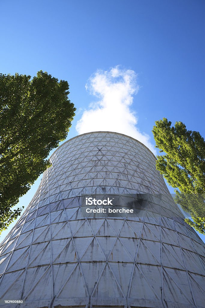 Torre de enfriamiento entre los árboles - Foto de stock de Aire libre libre de derechos