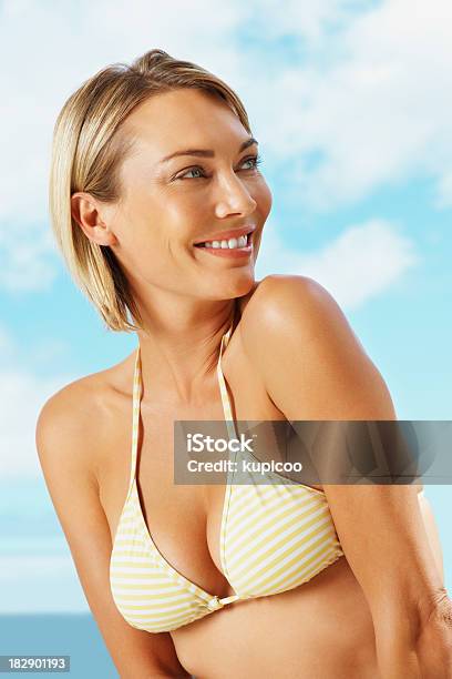 De Mediana Edad Feliz En Bikini Mujer Mirando Algo Interesante Foto de stock y más banco de imágenes de Adulto