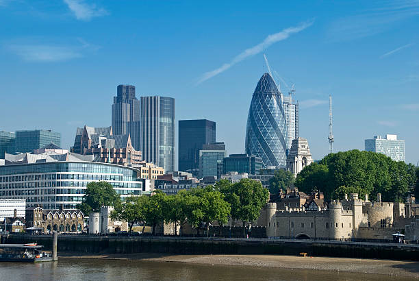 ロンドンの街並み - crane skyline uk tower of london ストックフォトと画像