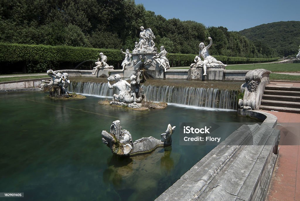 Fontane nel palazzo reale - Foto stock royalty-free di Caserta