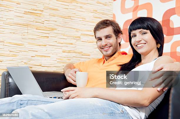 Junge Glückliche Paar Im Wohnzimmer Stockfoto und mehr Bilder von 20-24 Jahre - 20-24 Jahre, 25-29 Jahre, Akademisches Lernen