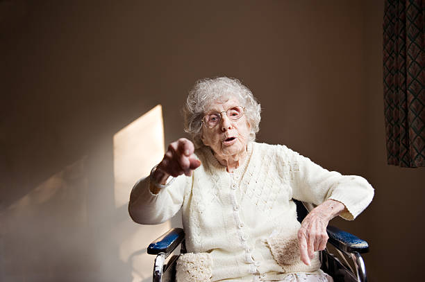 103- anos mulher pontos para a câmara - 110 imagens e fotografias de stock