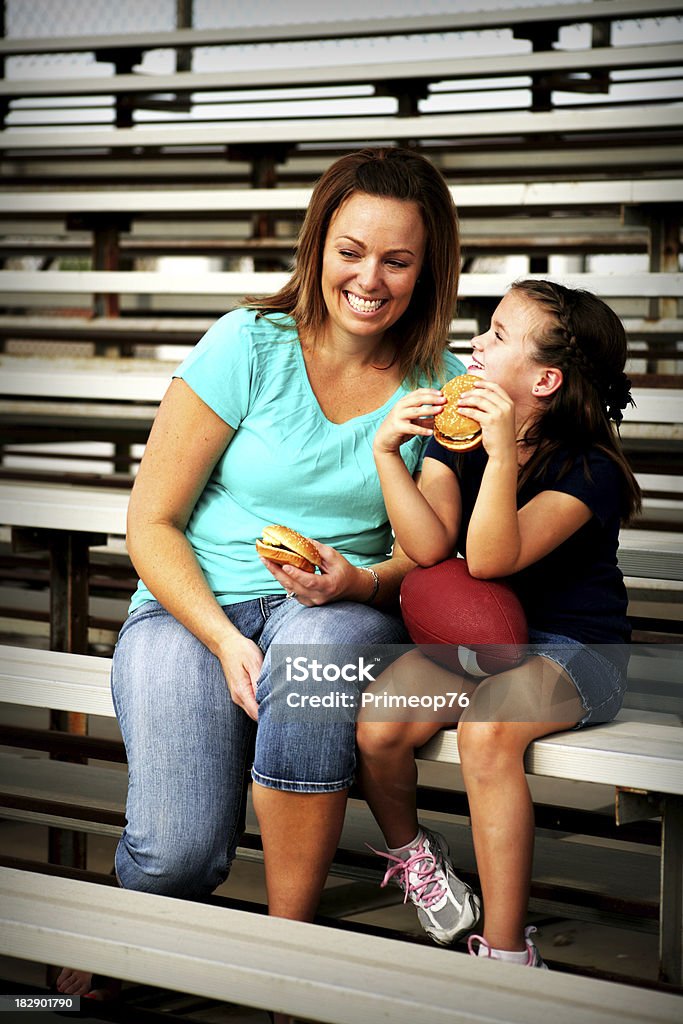 Madre e figlia, fan - Foto stock royalty-free di Tribuna