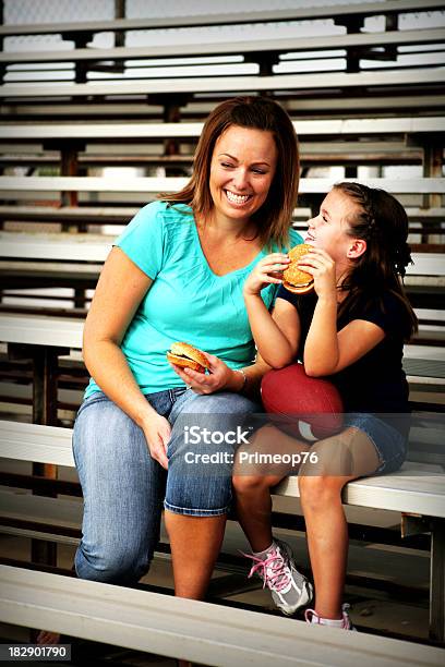 Madre E Figlia Fan - Fotografie stock e altre immagini di Tribuna - Tribuna, Cibo, Genitori