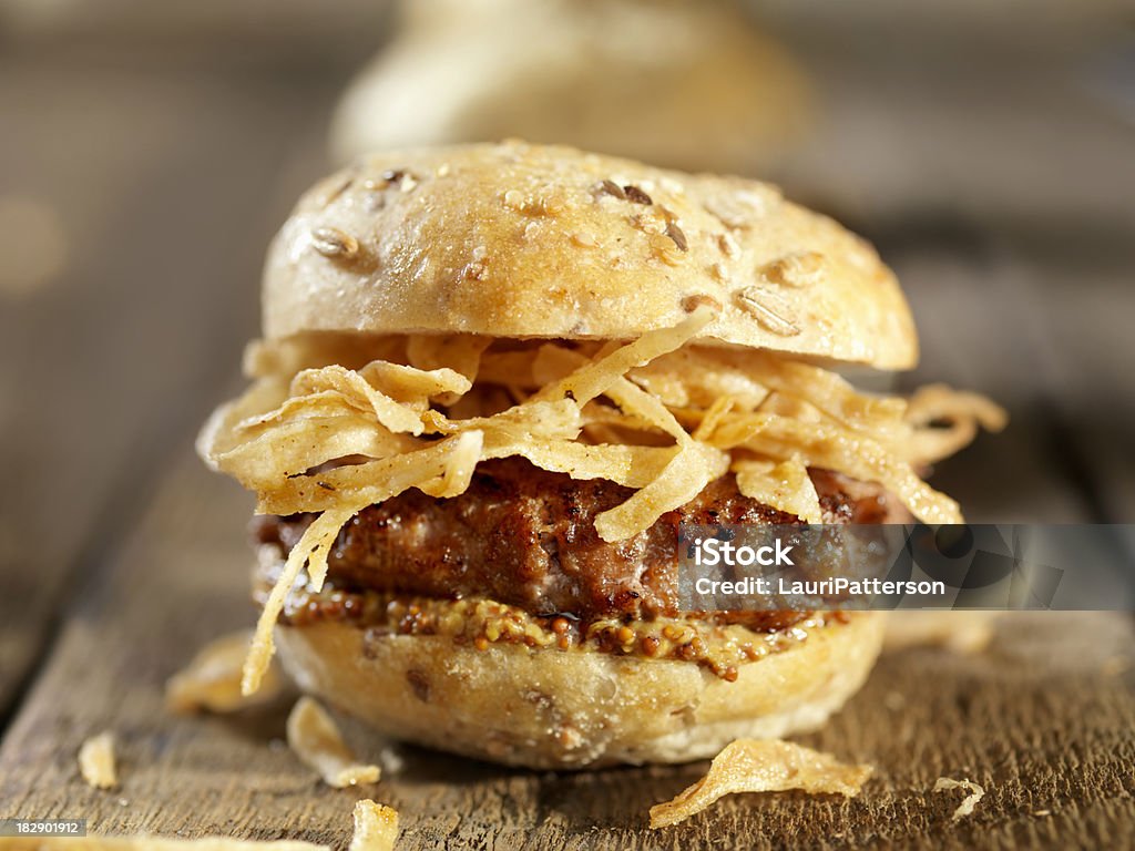 Hamburguesas pequeñas con cebollas crocante y granulado de mostaza - Foto de stock de Alimento libre de derechos