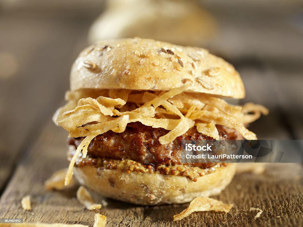 Mini hambúrgueres com cebola frita e granulado de Mostarda - Royalty-free Alimentação Não-saudável Foto de stock