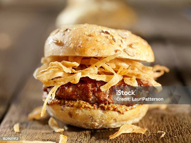 Mini Hambúrgueres Com Cebola Frita E Granulado De Mostarda - Fotografias de stock e mais imagens de Alimentação Não-saudável