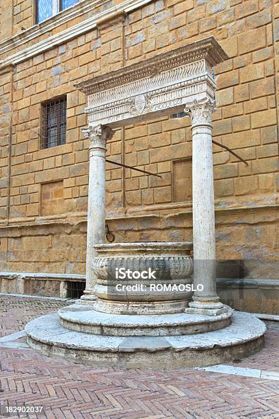 Antica E Di Pienza La Val Dorcia Toscana Italia - Fotografie stock e altre immagini di Antico - Condizione - Antico - Condizione, Bassorilievo, Composizione verticale