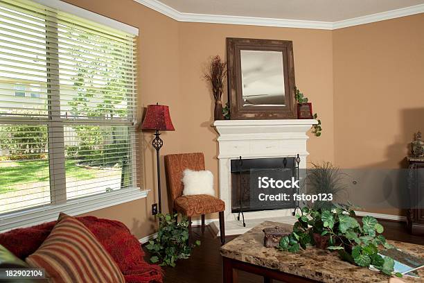 Home Interior Mit Kamin Und Fenster Stockfoto und mehr Bilder von Architektur - Architektur, Behaglich, Couchtisch