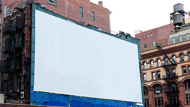 outdoor de propaganda de espaço em manhattan, nova york - billboard advertisement built structure urban scene - fotografias e filmes do acervo