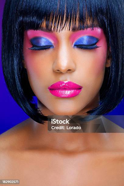 Plano Aproximado De Mulher Com Maquiagem Colorida - Fotografias de stock e mais imagens de Cílio - Cílio, Modelo - Ocupação, Adulto