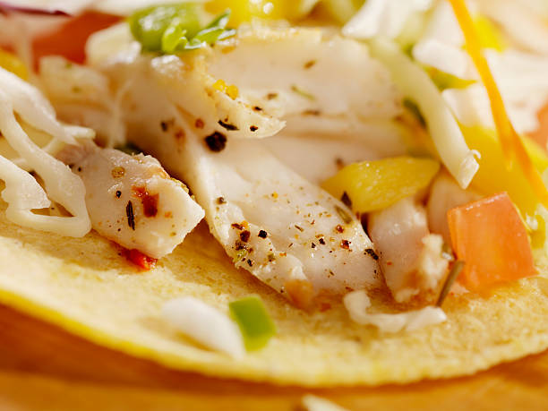 gegrillter fisch-tacos mit mango-salsa - prepared fish dolphin fish halibut grilled stock-fotos und bilder