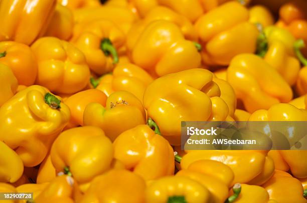 Pimentão Amarelo - Fotografias de stock e mais imagens de Comida e Bebida - Comida e Bebida, Fotografia - Imagem, Gêneros alimentícios