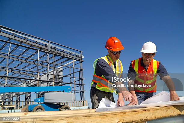 Dois Arquitectos - Fotografias de stock e mais imagens de Indústria de construção - Indústria de construção, Obra, Exterior de edifício