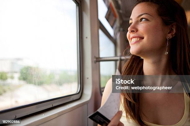 Glückliche Frau Stockfoto und mehr Bilder von Fenster - Fenster, Hindurchsehen, Eisenbahn