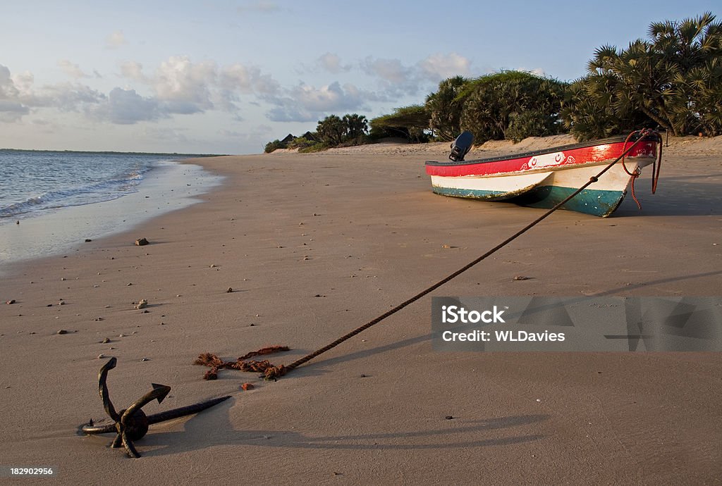 Leere hölzernen Boot am Strand - Lizenzfrei Mombasa Stock-Foto