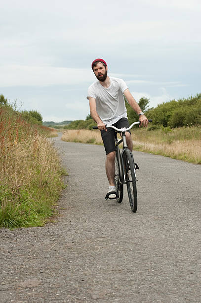 istock Young man on fixed wheel bike 182903194