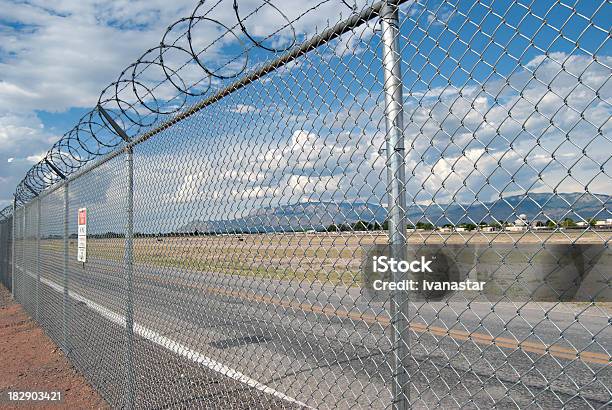 Bandstacheldraht Über Flughafen Zaun Stockfoto und mehr Bilder von Maschendrahtzaun - Maschendrahtzaun, Flughafen, Zaun