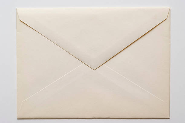 絶縁ショットを白背景で古い封筒 - mail envelope communication global communications ストックフォトと画像