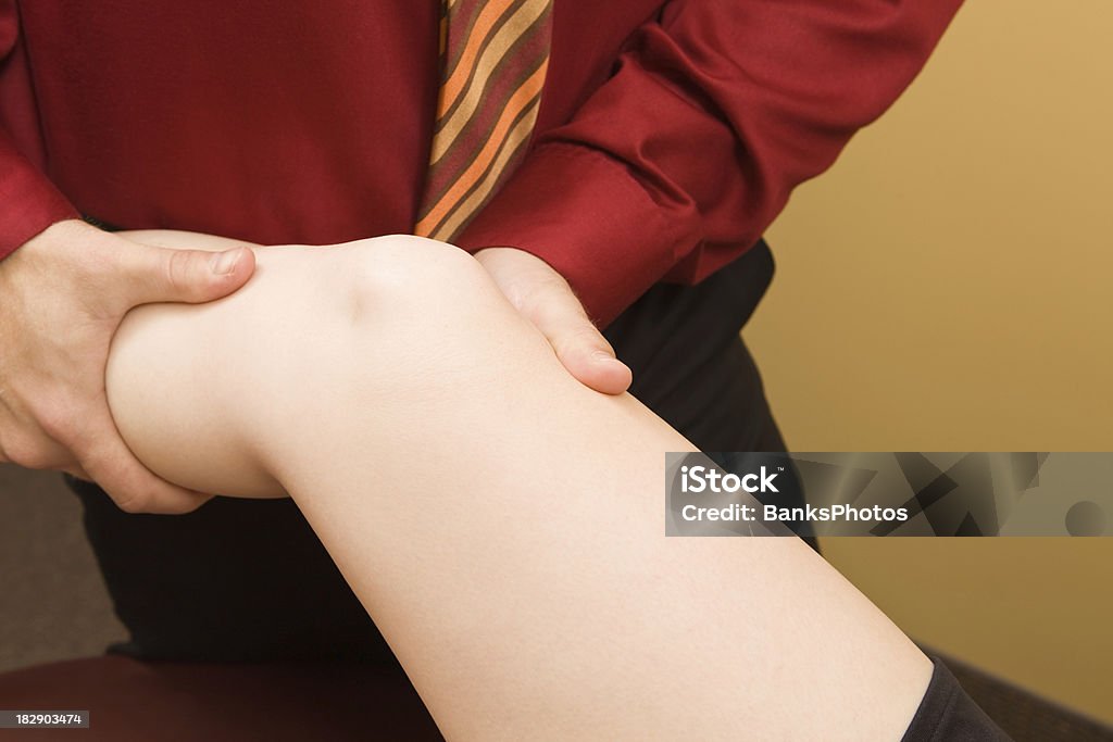 Sports Medicine médico de una mujer de la rodilla - Foto de stock de Acostado libre de derechos