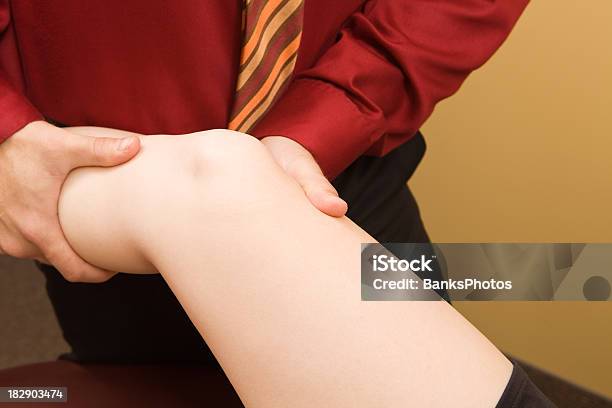 Sports Medicine Médico De Una Mujer De La Rodilla Foto de stock y más banco de imágenes de Acostado - Acostado, Agarrar, Ajuste quiropráctico