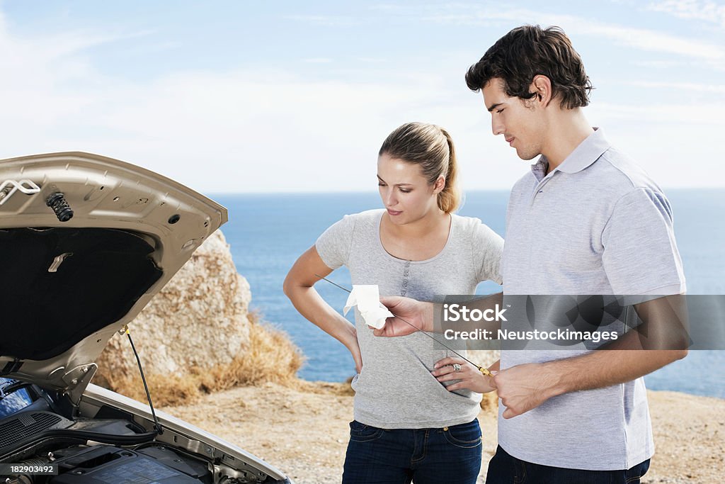 Paar Überprüfung Öl - Lizenzfrei Auto Stock-Foto