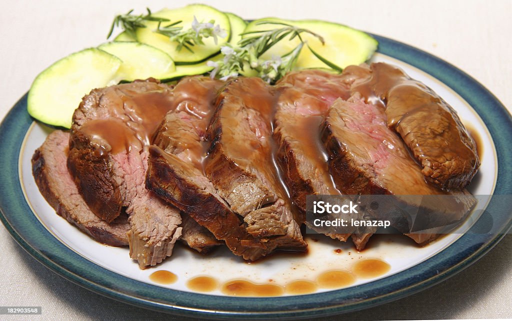 Carne Teriyaki y rosmarin con flores de calabacín - Foto de stock de Calabacín libre de derechos