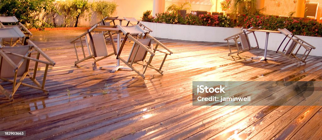 Terrazza in legno dopo una cena all'aperto - Foto stock royalty-free di Ambientazione esterna