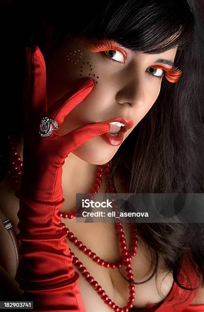 Piękne W Czerwono - zdjęcia stockowe i więcej obrazów Ciemny - Ciemny, Czarne włosy, Czerwony