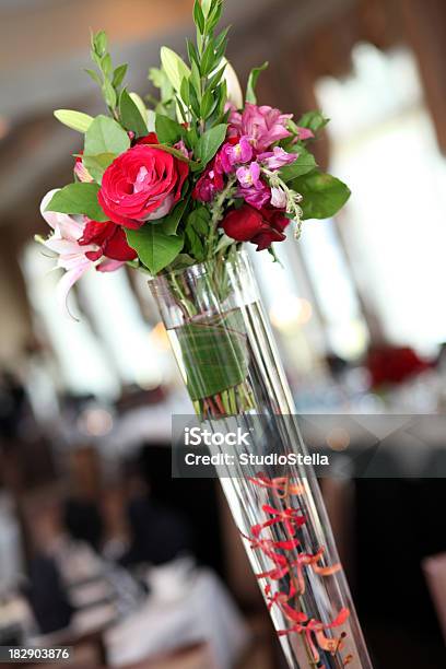 Tavolo Nuziale Alto Vaso Di Fiori - Fotografie stock e altre immagini di Acqua - Acqua, Ambientazione interna, Arredamento