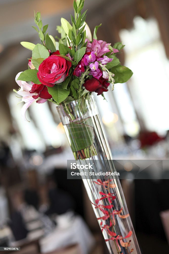 Mesa de casamento altura com vasos de flores - Foto de stock de Arranjo royalty-free
