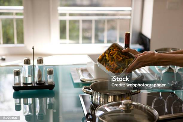 Przygotowywanie Jedzenia - zdjęcia stockowe i więcej obrazów Makaron - Makaron, Rondel, Czynność